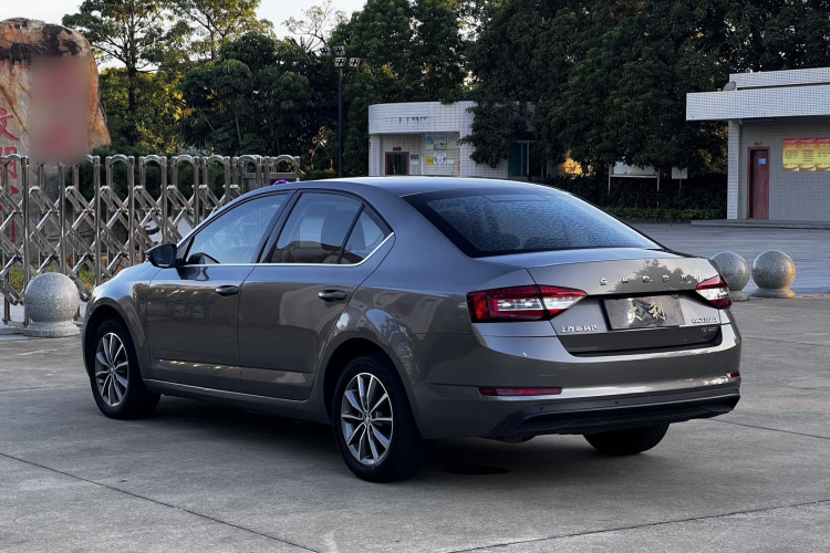 Skoda Octavia 2019 car image #13