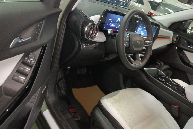 Chevrolet Equinox Plus 2025 car image #13