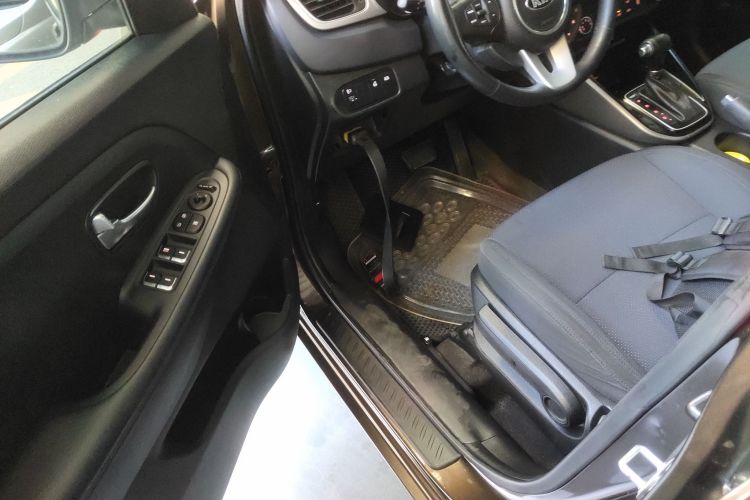 Kia Carens 2015 immagine di auto #13