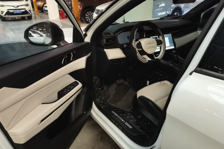 Lynk & Co 01 EM-P 2022 car image #13