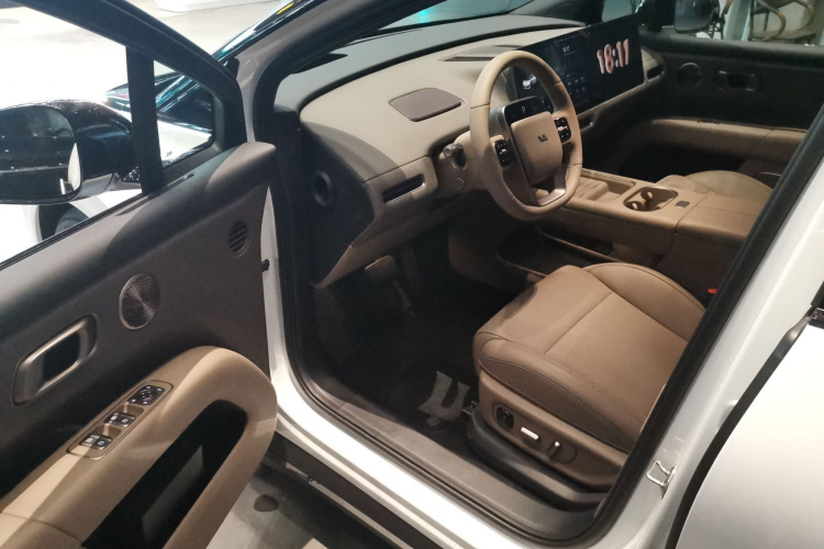 Li i6 2025 image de voiture #13