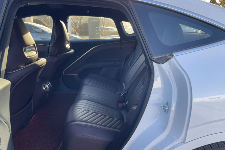 Avatr 11 2024 car image #13