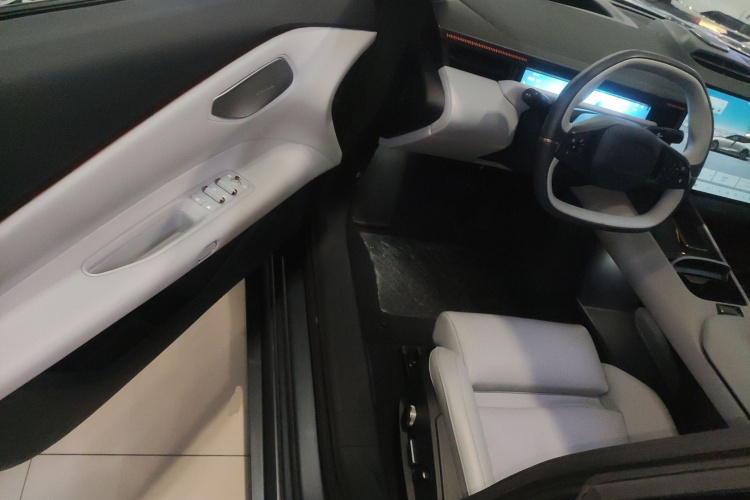 Lynk & Co 2024 #13 Lynk & Co 2024 car image #13