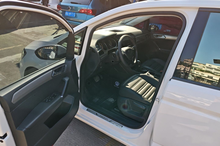 Volkswagen Touran 2021 immagine di auto #13