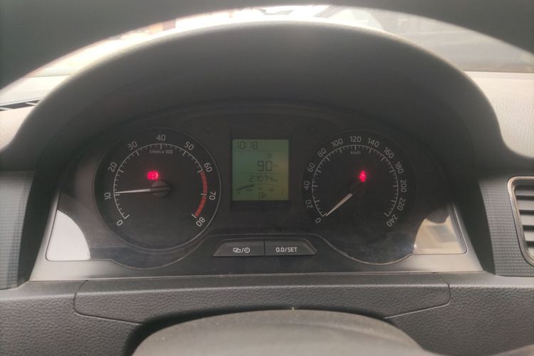 Skoda Rapid 2016 imagen de coche #13