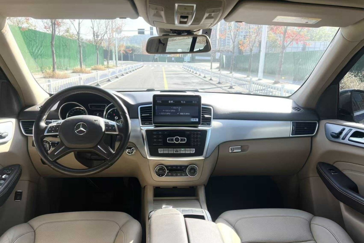 Mercedes-Benz M Class 2015 car image #13