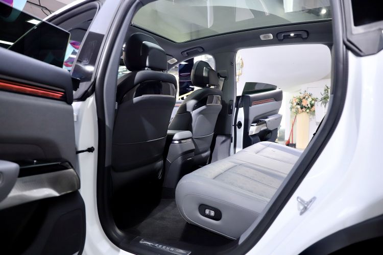 Zeekr 7X 2024 car image #13