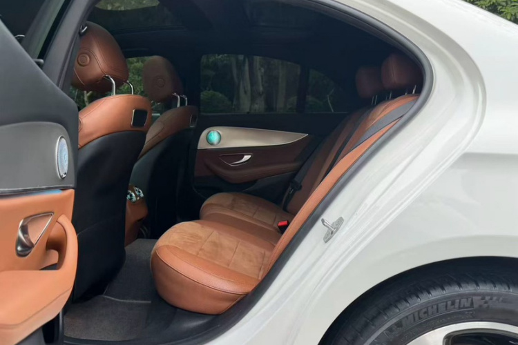 Mercedes-Benz E Class 2018 immagine di auto #13