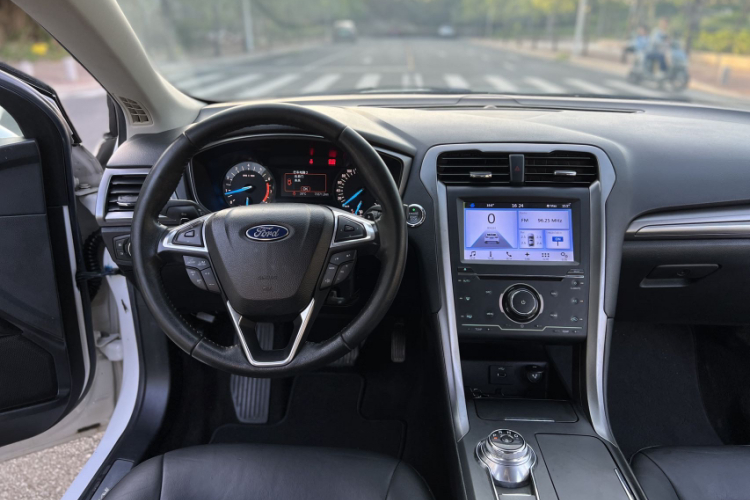 Ford Mondeo 2017 car image #13