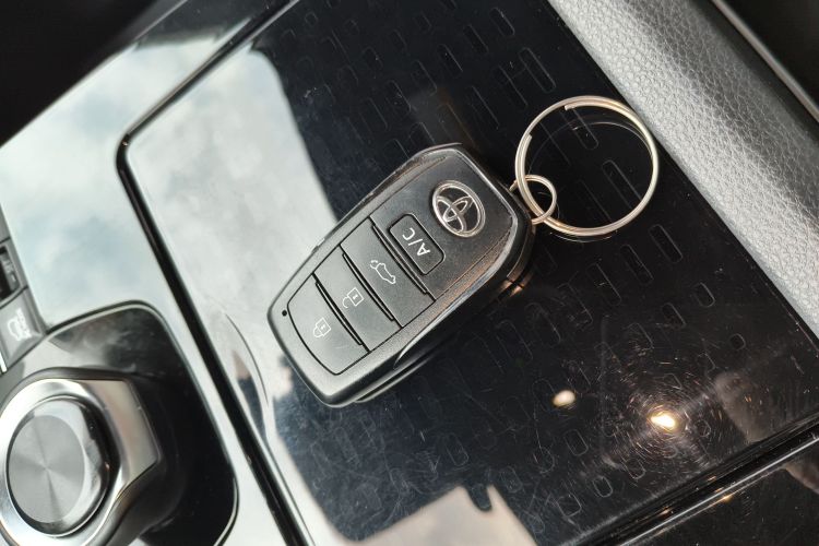 Toyota bZ4X 2022 immagine di auto #13