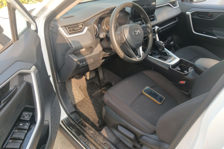 Toyota RAV4 2024 image de voiture #13