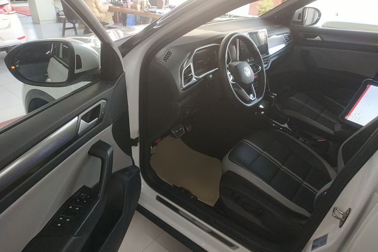 Volkswagen T-Roc 2023 car image #13