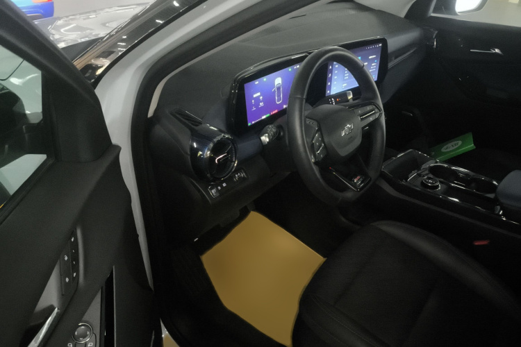 Chevrolet Equinox Plus 2025 car image #13