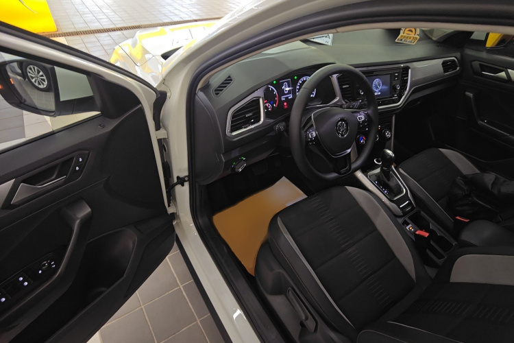 Volkswagen T-Roc 2020 car image #13