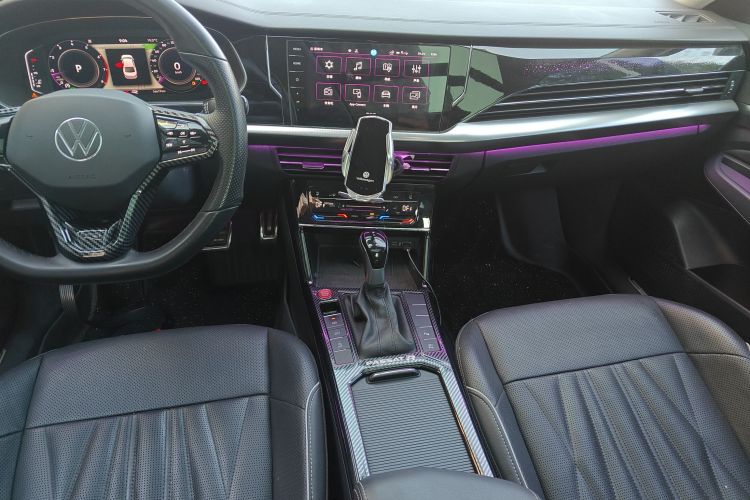 Volkswagen Passat 2022 car image #13