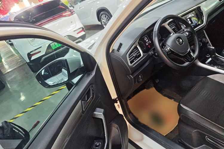 Volkswagen T-Roc 2020 car image #13