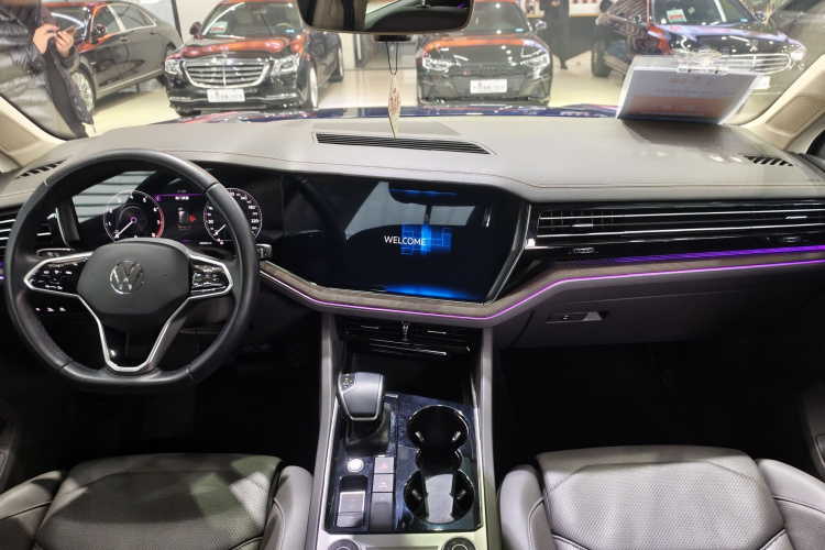 Volkswagen Touareg 2023 car image #13