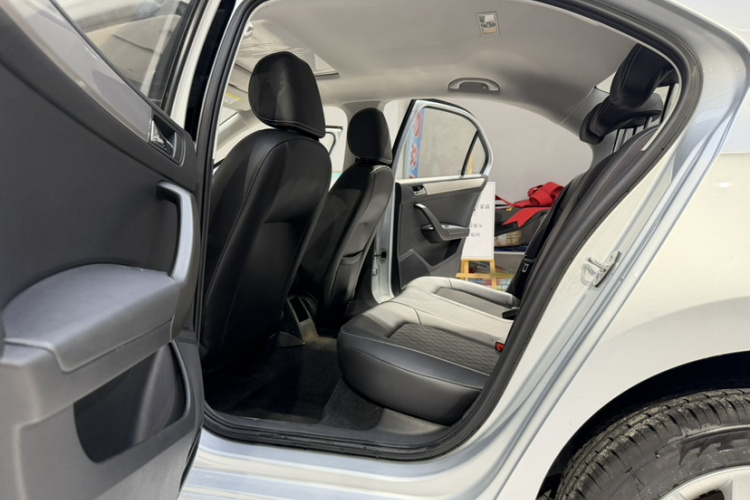 Skoda Rapid 2019 car image #13