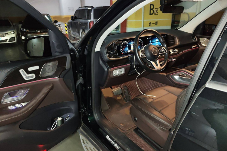 Mercedes-Benz GLE Class 2021 car image #13