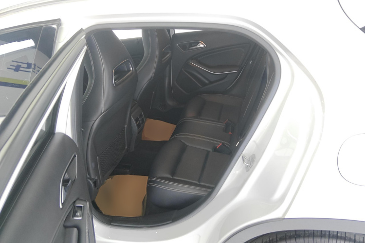 Mercedes-Benz GLA Class 2018 car image #13