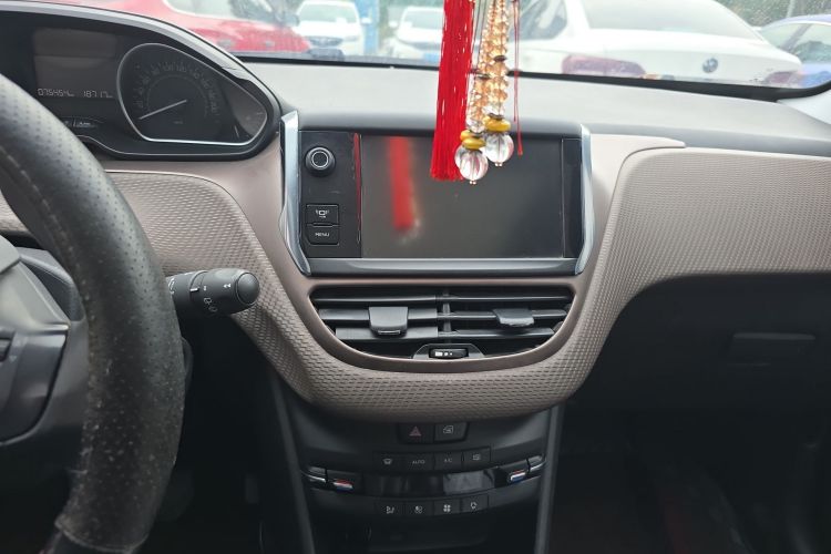 Peugeot 2008 2016 immagine di auto #13