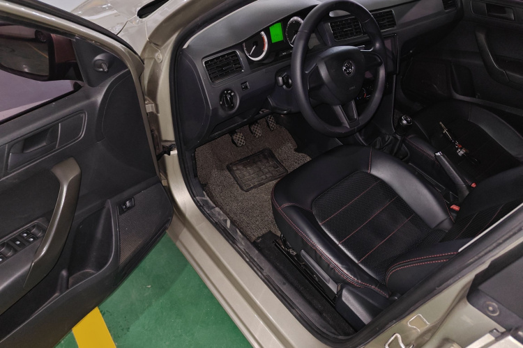 Skoda Rapid 2017 car image #13