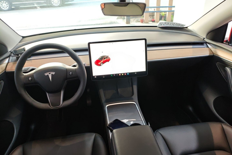 Tesla Model Y 2021 car image #13