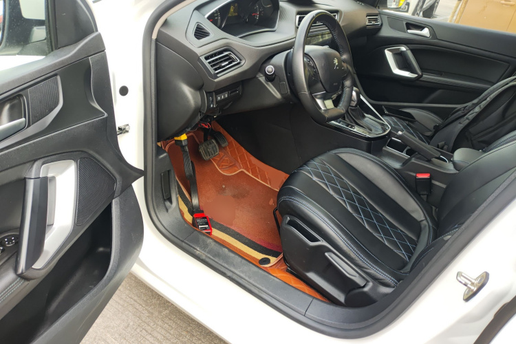 Peugeot 308 2019 car image #13