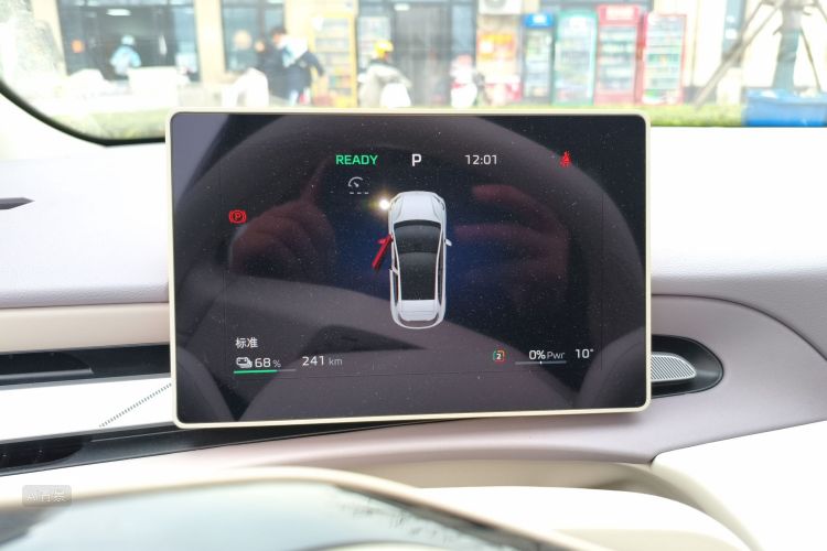 MG 4 EV 2025 immagine di auto #13