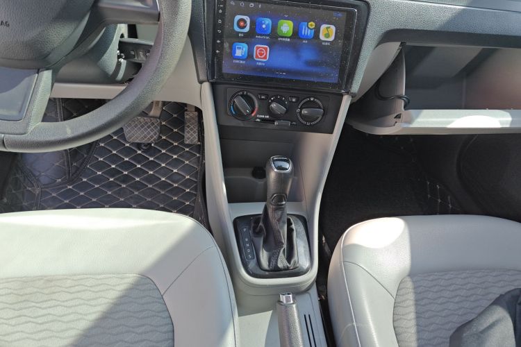 Skoda Rapid 2017 car image #13