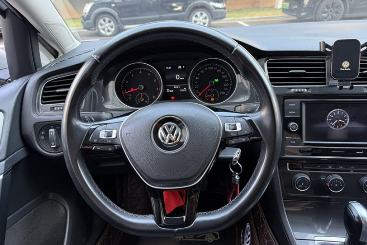 Volkswagen Golf 2018 car image #13