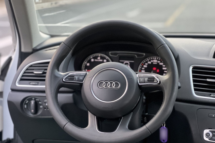 Audi Q3 2017 car image #13