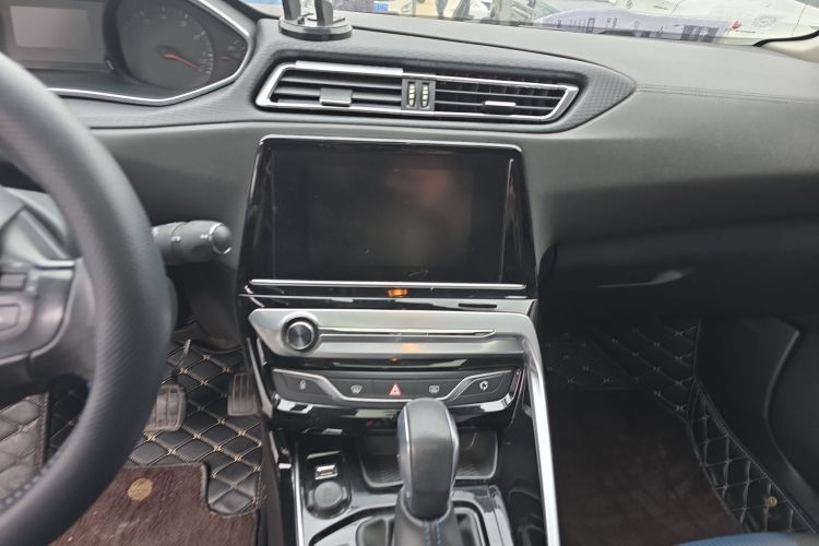 Peugeot 308 2019 car image #13