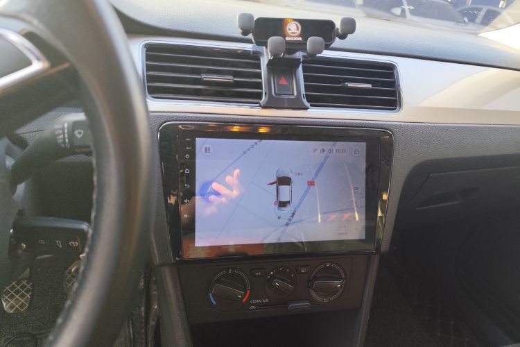 Skoda Rapid 2018 car image #13