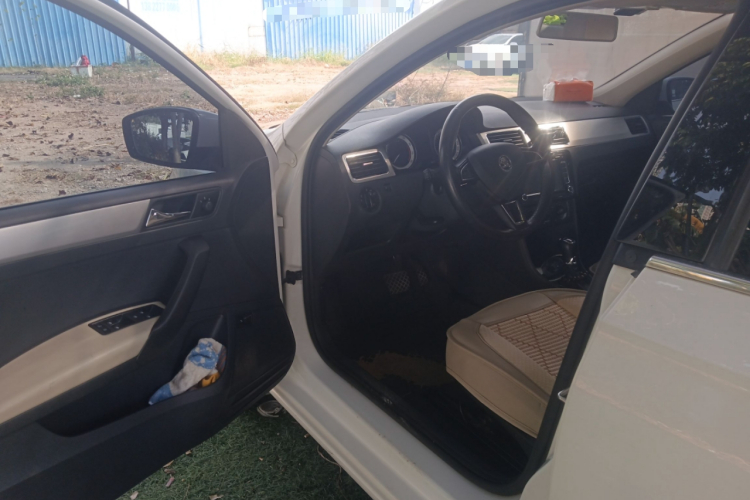 Skoda Rapid 2017 car image #13