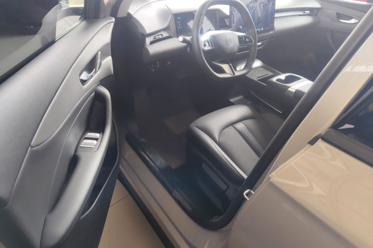 MG ES5 2025 car image #13