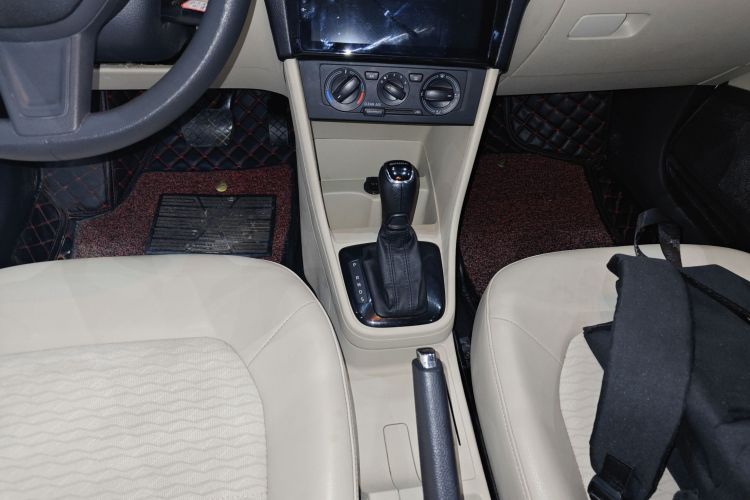 Skoda Rapid 2016 car image #13