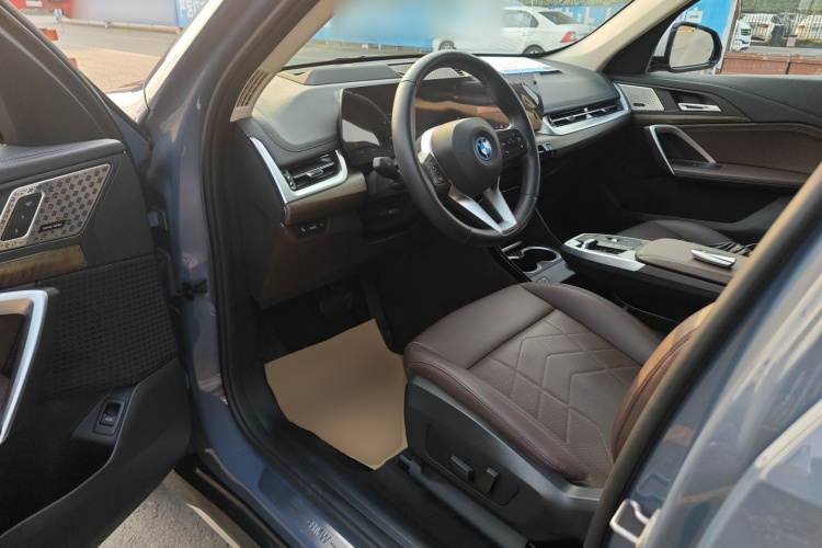 BMW iX1 2023 car image #13