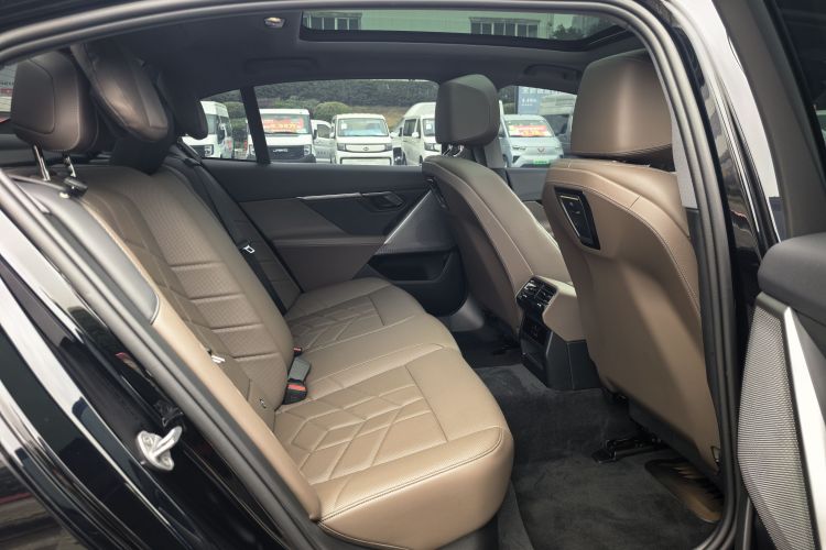 BMW i5 2024 car image #13
