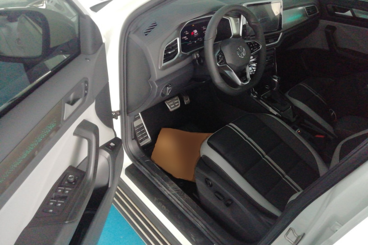 Volkswagen T-Roc 2023 car image #13