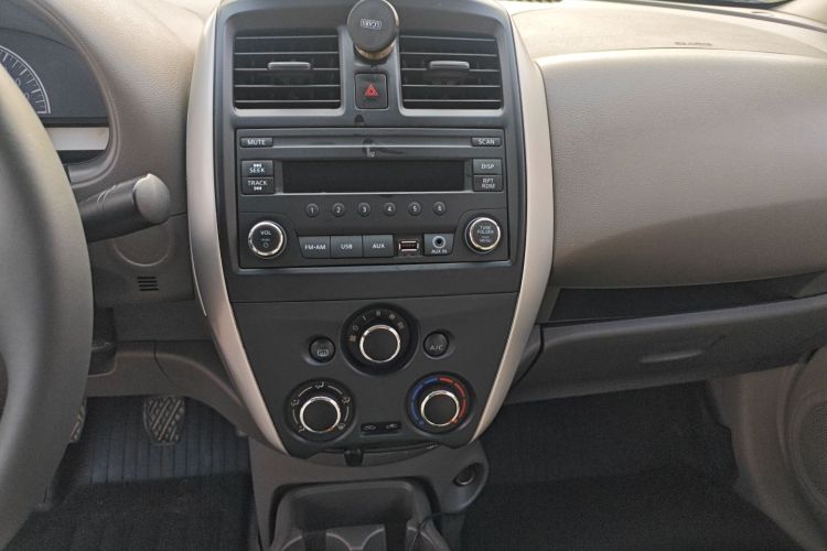 Nissan Sunny 2016 #13 Nissan Sunny 2016 car image #13