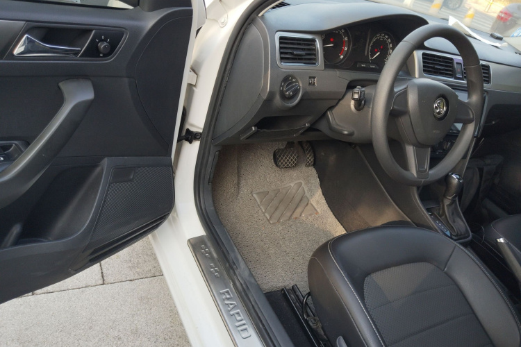 Skoda Rapid Spaceback 2017 car image #13