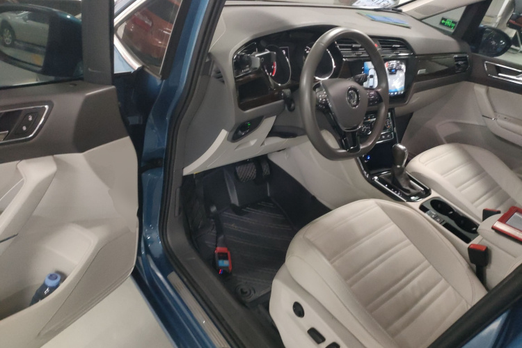 Volkswagen Touran 2018 immagine di auto #13