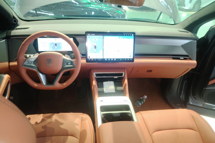 BYD Tang L 2025 صورة سيارة #13