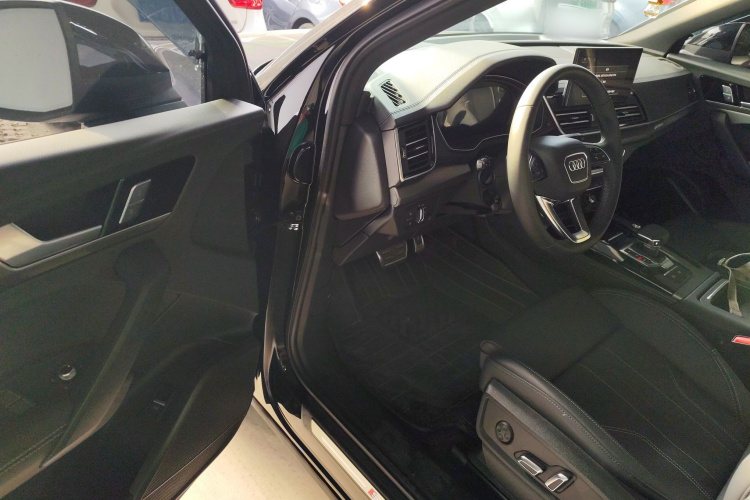 Audi Q5L 2025 car image #13