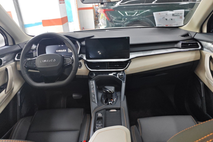 Lynk & Co 06 EM-P 2025 car image #13