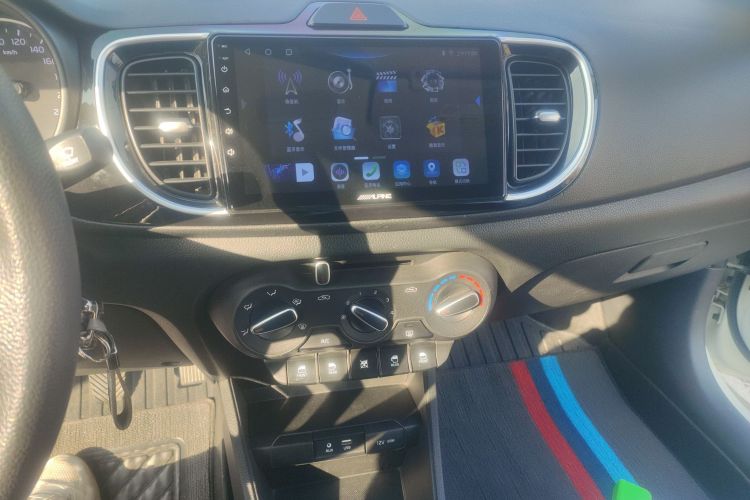 Kia 2019 car image #13