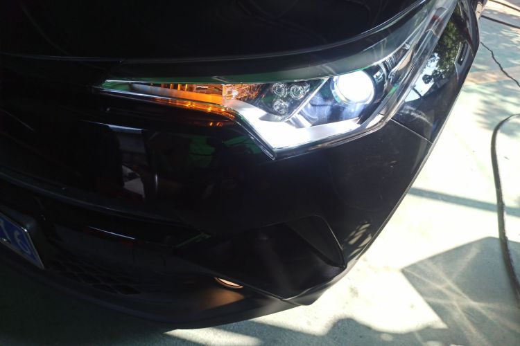 Toyota C-HR 2018 car image #13