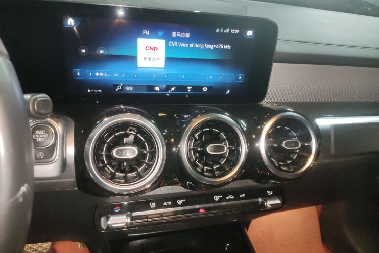 Mercedes-Benz GLB Class 2023 immagine di auto #13