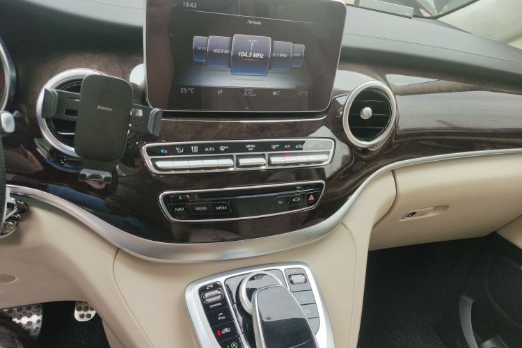 Mercedes-Benz V Class 2020 car image #13